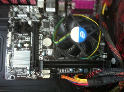 Лот: 4182974. Фото: 1. Материнская плата Gigabyte ga-h81m-ds2. Материнские платы