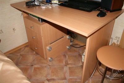 Лот: 1112133. Фото: 1. Стол письменный с тумбой. Столики, стулья, парты