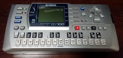 Лот: 13831640. Фото: 1. Секвенсор Yamaha QY100. MIDI-оборудование