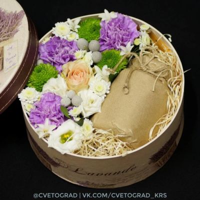 Лот: 6750054. Фото: 1. Коробочка с цветами и наполнением... Свежие цветы