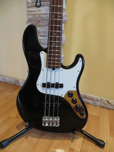 Лот: 9555629. Фото: 1. Fender Jazz Bass Deluxe, 1998г... Гитары