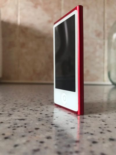 Лот: 12167978. Фото: 1. iPod nano 7 red 16gb. Плееры