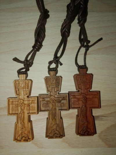 Лот: 21600451. Фото: 1. Крестик деревянный Федора Емельяненко. Кулоны, подвески