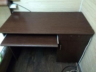 Лот: 3500034. Фото: 1. Видавший виды компьютерный письменный... Компьютерные и письменные столы