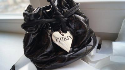 Лот: 5085382. Фото: 1. Небольшая сумочка Guess повторнве... Бумажники, кошельки, портмоне
