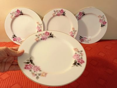 Лот: 24330108. Фото: 1. Тарелки большие с рисунком и позолотой... Фарфор, керамика