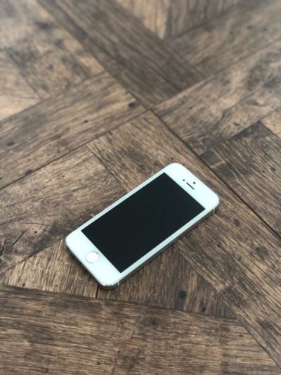 Лот: 11107013. Фото: 1. Apple iPhone 5S Silver 32 GB... Смартфоны
