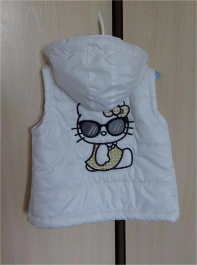 Лот: 7106343. Фото: 1. Жилет турецкий Hello Kitty на... Верхняя одежда