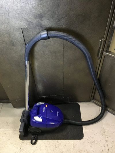 Лот: 15603932. Фото: 1. Пылесос Midea 1400W. Пылесосы, паровые швабры