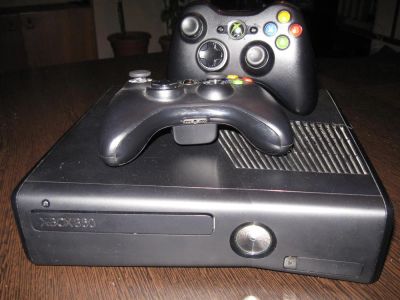 Лот: 3897128. Фото: 1. Xbox 360 4GB Slim прошитая. Игровые приставки, консоли