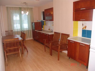 Лот: 3959911. Фото: 1. 3-комн. Гусарова,1-а, долгосрочная... Квартиры, студии