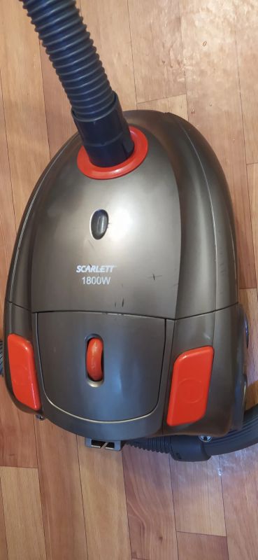 Лот: 20090223. Фото: 1. Пылесос Scarlett 1800 w. Пылесосы, паровые швабры
