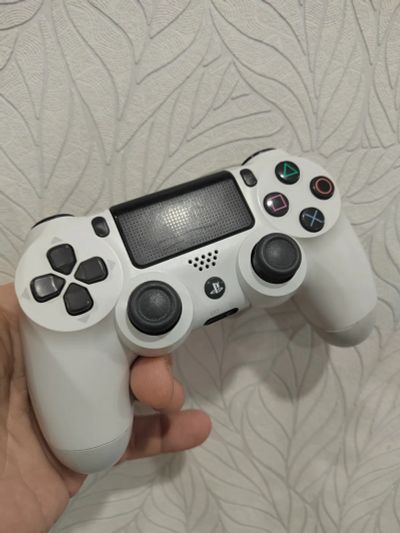 Лот: 17002009. Фото: 1. Оригинал Dualshock 4 v2 ps4 white. Аксессуары для игровых приставок, консолей, геймпады
