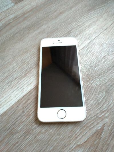 Лот: 11738514. Фото: 1. Iphone SE 32 gb gold. Смартфоны