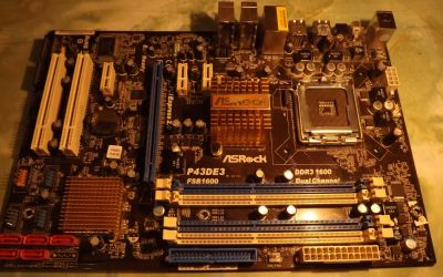 Лот: 4731041. Фото: 1. Материнская плата ASRock P43DE3. Материнские платы