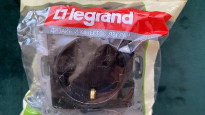 Лот: 20032204. Фото: 1. Розетка встраиваемая Legrand. Электроустановочные изделия