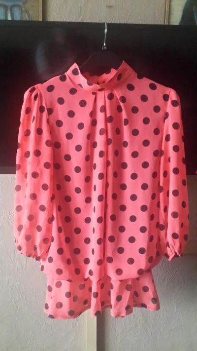 Лот: 6637876. Фото: 1. Блузо в горошек 48. Блузы, рубашки, водолазки