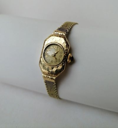 Лот: 16755643. Фото: 1. Золотые женские часы "IWC" оригинальные... Оригинальные наручные часы