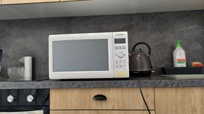 Лот: 19212688. Фото: 1. Микроволновая печь Panasonic NN-GD366W. Микроволновки, мини-печи