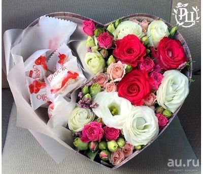 Лот: 15296334. Фото: 1. Коробка с конфетами и цветами. Свежие цветы