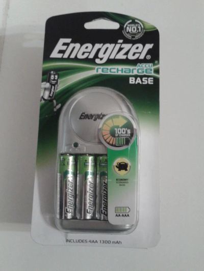Лот: 9603444. Фото: 1. Новый зарядник Energizer + 4 аккумулятора... Зарядные устройства, блоки питания для бытовой техники
