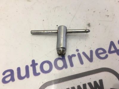 Лот: 21716668. Фото: 1. ключ крышки литого диска Renault... Двигатель и элементы двигателя