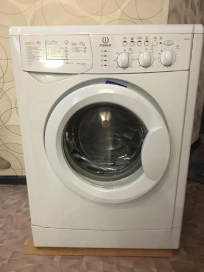 Лот: 18411556. Фото: 1. Стиральная машина Indesit WISL... Стиральные машины
