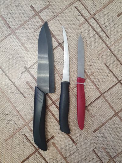 Лот: 19003887. Фото: 1. Три кухонных ножа в хорошем состоянии. Столовые приборы, ножи
