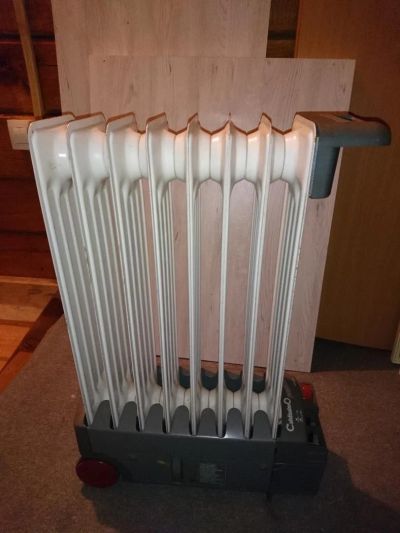 Лот: 10988694. Фото: 1. Обогреватель масляный De Longhi. Обогреватели бытовые