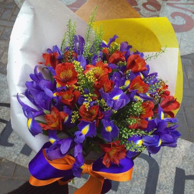 Лот: 6851553. Фото: 1. Фирменный букет от Радуги Цветов... Свежие цветы
