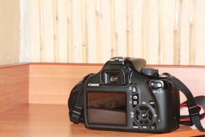 Лот: 3509775. Фото: 1. Canon 1100d + 18-55 + 50ик + бонусы... Цифровые беззеркальные со сменной оптикой