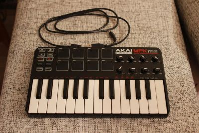 Лот: 4649616. Фото: 1. Миди клавиатура Akai MPK mini. Клавишные