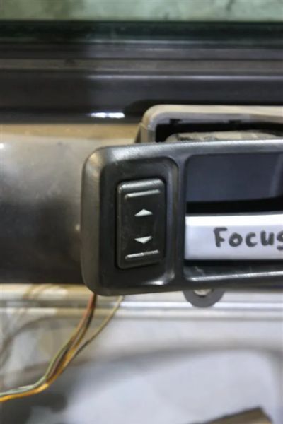 Лот: 21717749. Фото: 1. кнопка стеклоподъемника Ford Focus... Двигатель и элементы двигателя