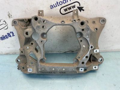 Лот: 23513010. Фото: 1. Балка поперечная под КПП Volkswagen... Двигатель и элементы двигателя