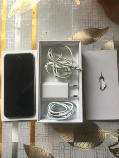 Лот: 10588486. Фото: 1. iPhone SE. Смартфоны