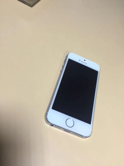 Лот: 7431598. Фото: 1. iPhone 5s , белый , 16 Гбайт. Смартфоны
