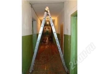 Лот: 104733. Фото: 1. Двухколенная лестница стремянка1. Другое (строительство и ремонт)