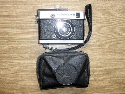 Лот: 4765962. Фото: 1. Небольшой плёночный фотоаппарат... Плёночные дальномерные, шкальные