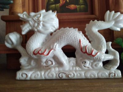 Лот: 13940733. Фото: 1. Дракон с шаром, буддизм, фарфор. Фарфор, керамика