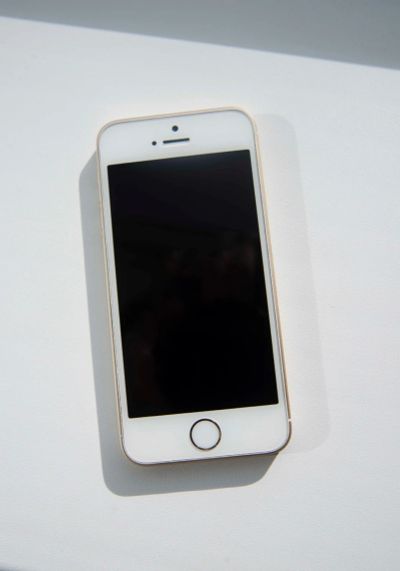 Лот: 14612748. Фото: 1. iPhone SE 128 Gb Gold. Смартфоны