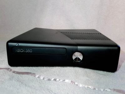 Лот: 14018709. Фото: 1. Xbox 360 S. Игровые приставки, консоли
