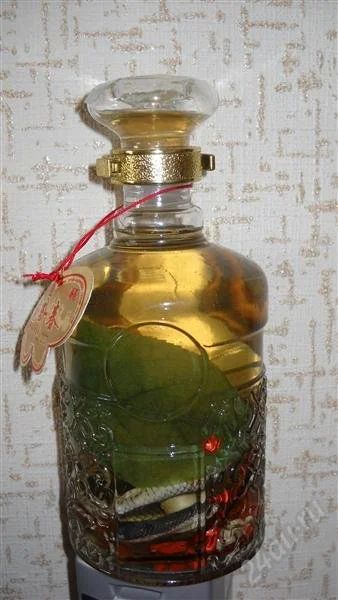 Лот: 1084312. Фото: 1. Экзотическая настойка со змеёй... Сувенирные мелочи