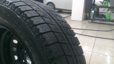 Лот: 9529982. Фото: 1. Продам колесо Bridgestone 205... Шины на дисках