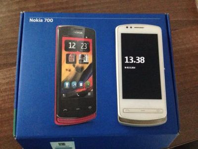 Лот: 4707781. Фото: 1. Nokia 700 белый. Кнопочные мобильные телефоны