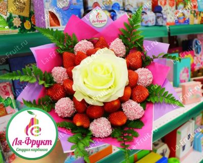 Лот: 15835031. Фото: 1. Букет из клубники №17. Букеты из конфет, игрушек