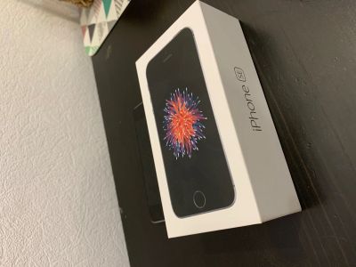 Лот: 14727817. Фото: 1. iPhone SE 128gb. Смартфоны