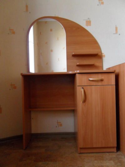 Лот: 4481753. Фото: 1. Компактный туалетный столик с... Комоды