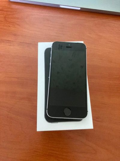 Лот: 16195153. Фото: 1. iPhone SE 128GB (A1723). Смартфоны