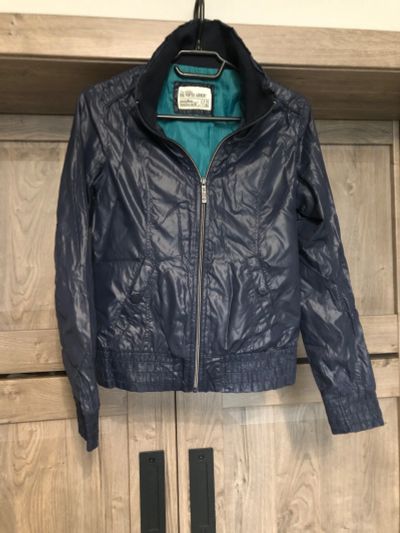 Лот: 19787473. Фото: 1. Ветровка Bershka. Верхняя одежда