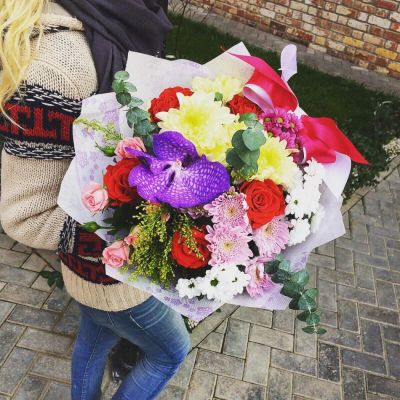 Лот: 6824650. Фото: 1. Фирменный букет от Радуги Цветов... Свежие цветы